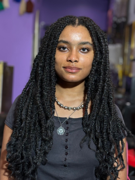 Black woman wearing kinky braids